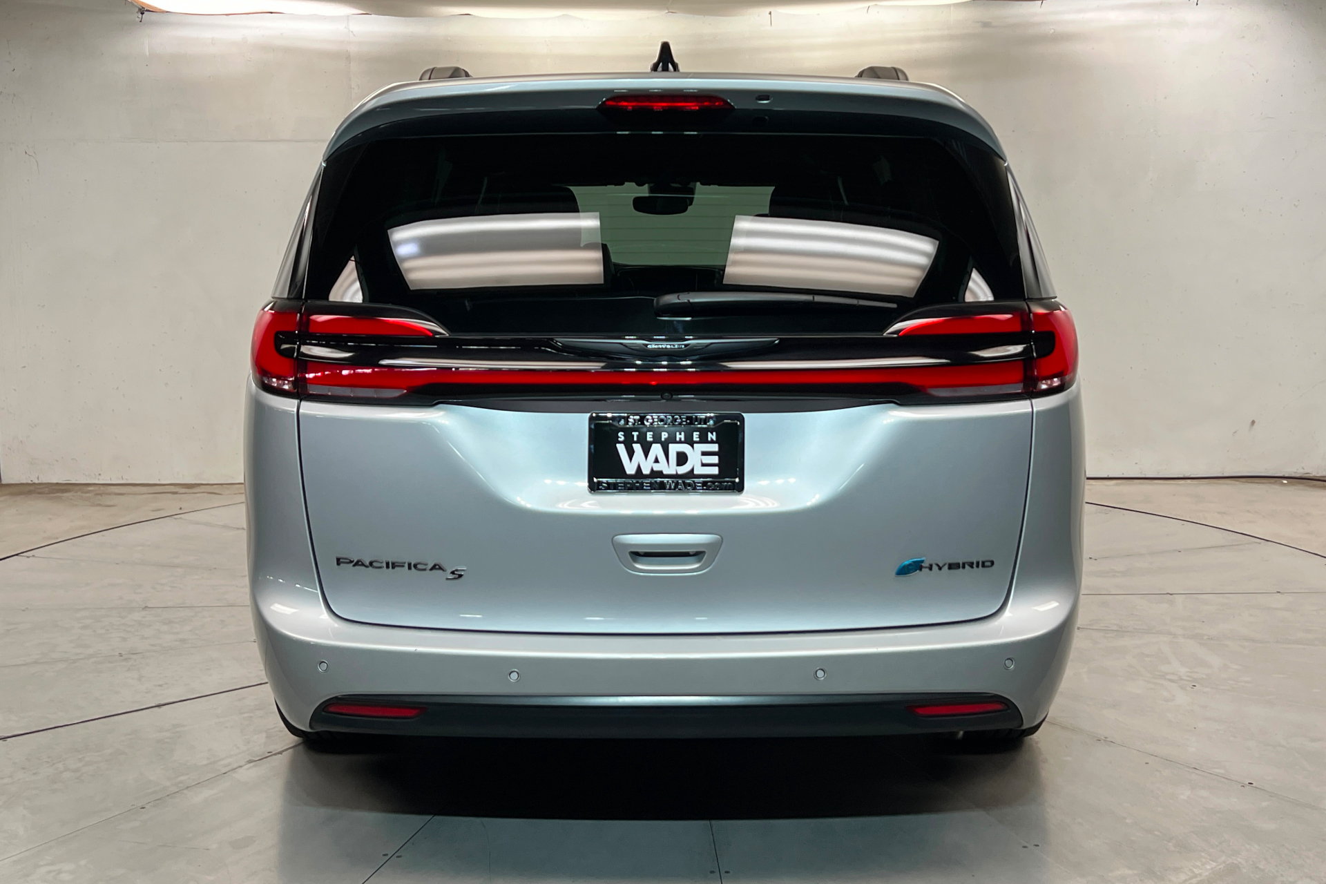 Used 2024 Chrysler Pacifica Premium FWD image 5