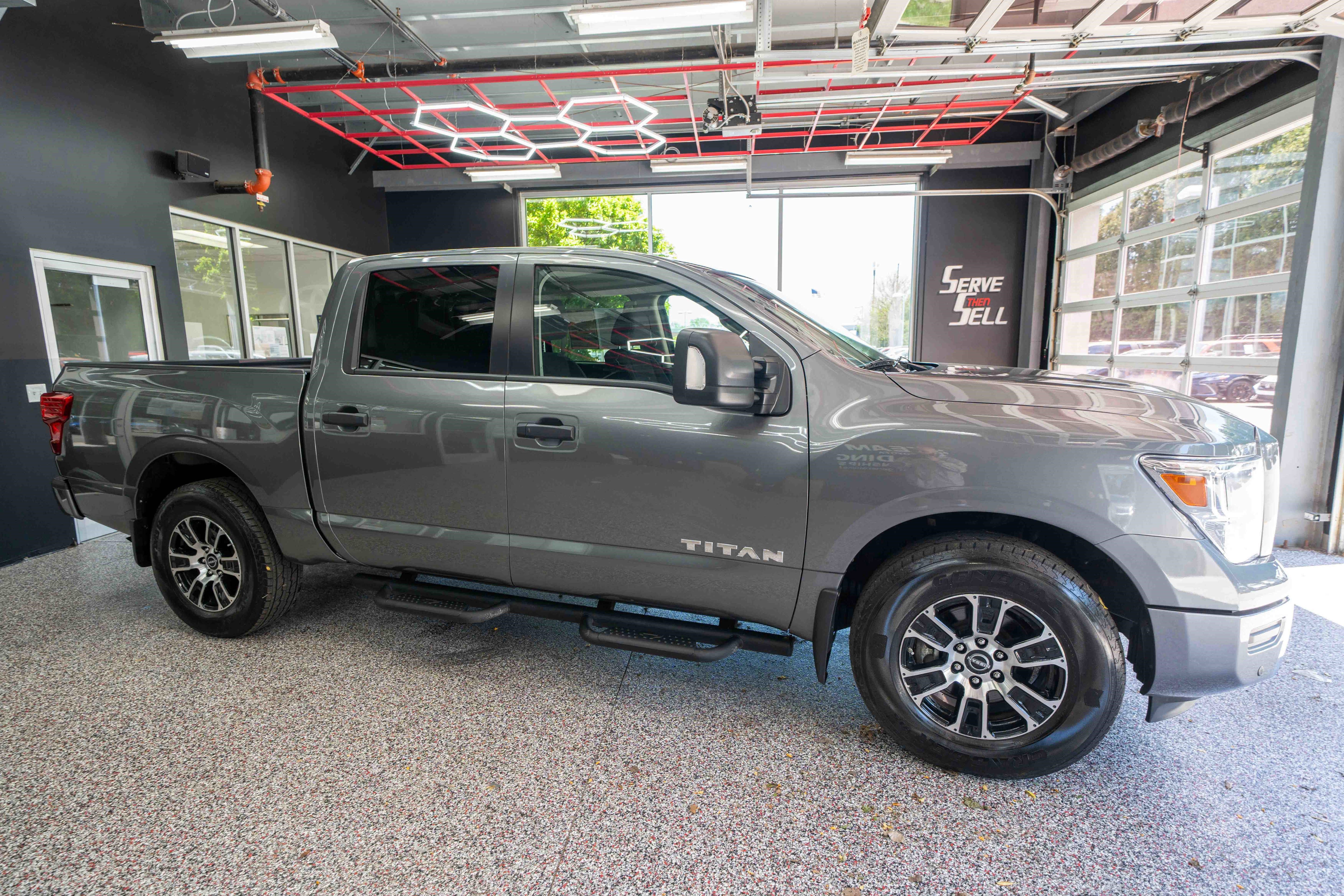 Used 2024 Nissan Titan SV w/ SV Convenience Package AWD/4WD image 5