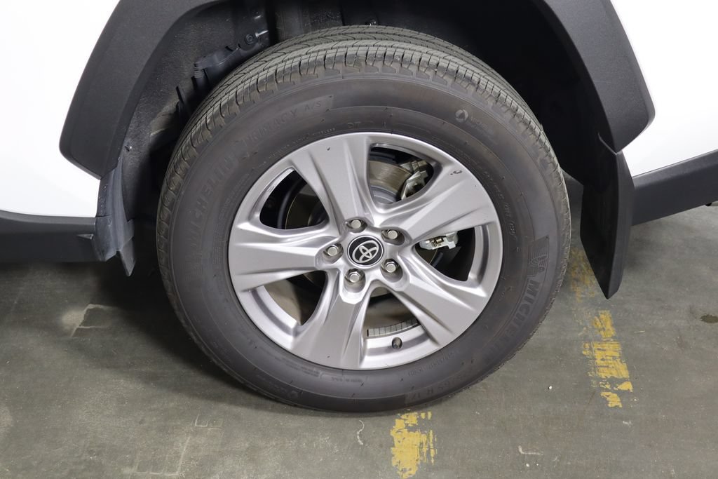 Used 2025 Toyota RAV4 XLE FWD image 40