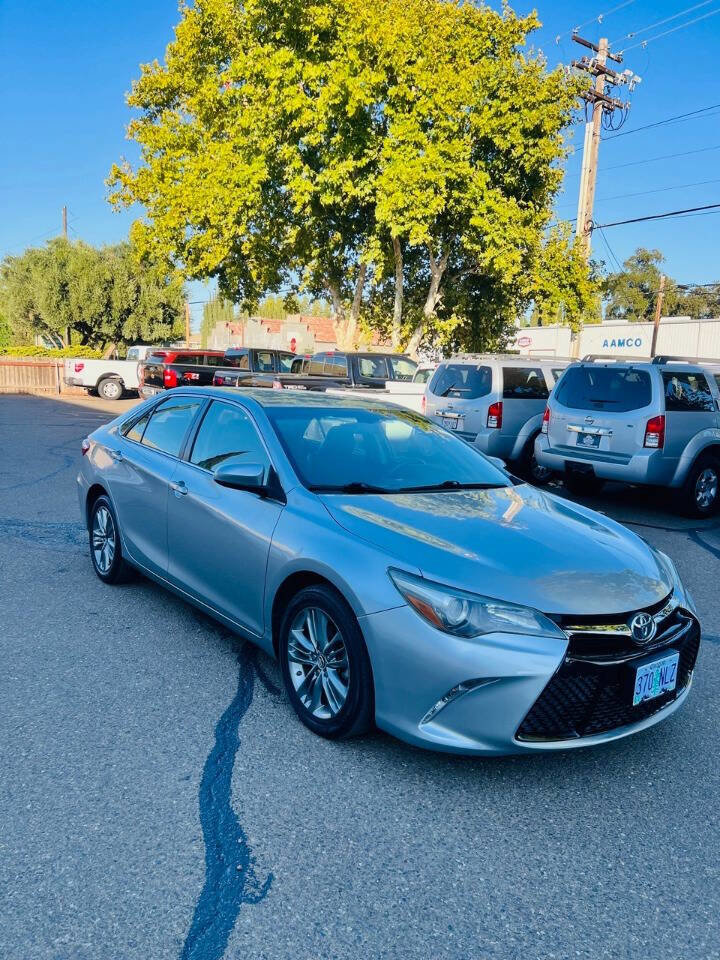 Used 2015 Toyota Camry SE image 1