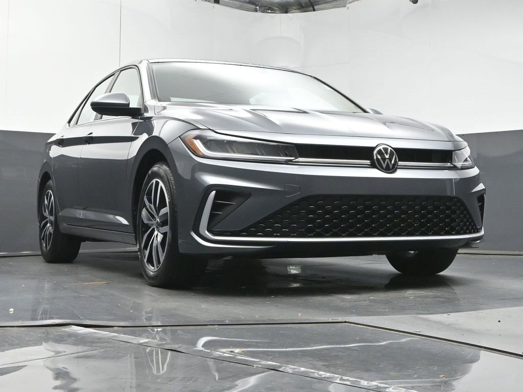 Used 2025 Volkswagen Jetta SE image 32