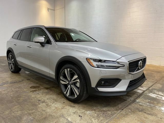 Used 2025 Volvo V60 B5 Cross Country Plus AWD/4WD image 7
