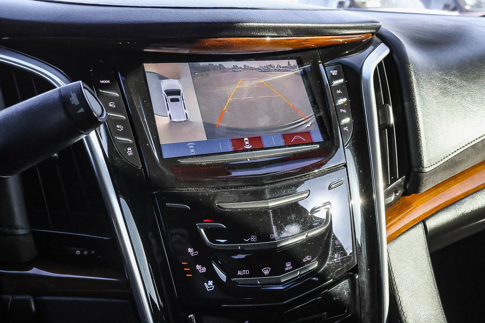 Used 2019 Cadillac Escalade Premium Luxury w/ Escalade Sport Edition AWD/4WD image 33