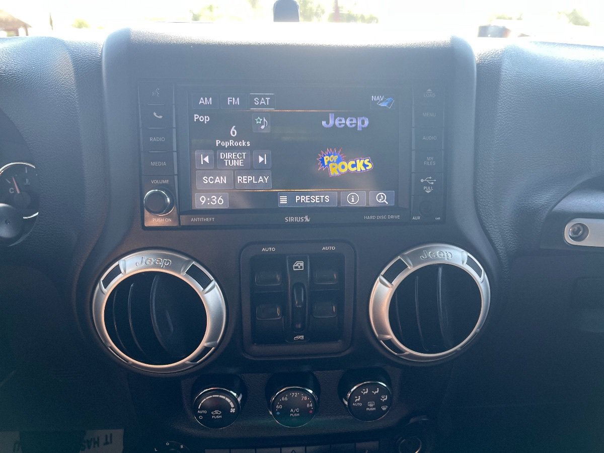 Used 2018 Jeep Wrangler Unlimited Rubicon w/ Connectivity Group AWD/4WD image 13