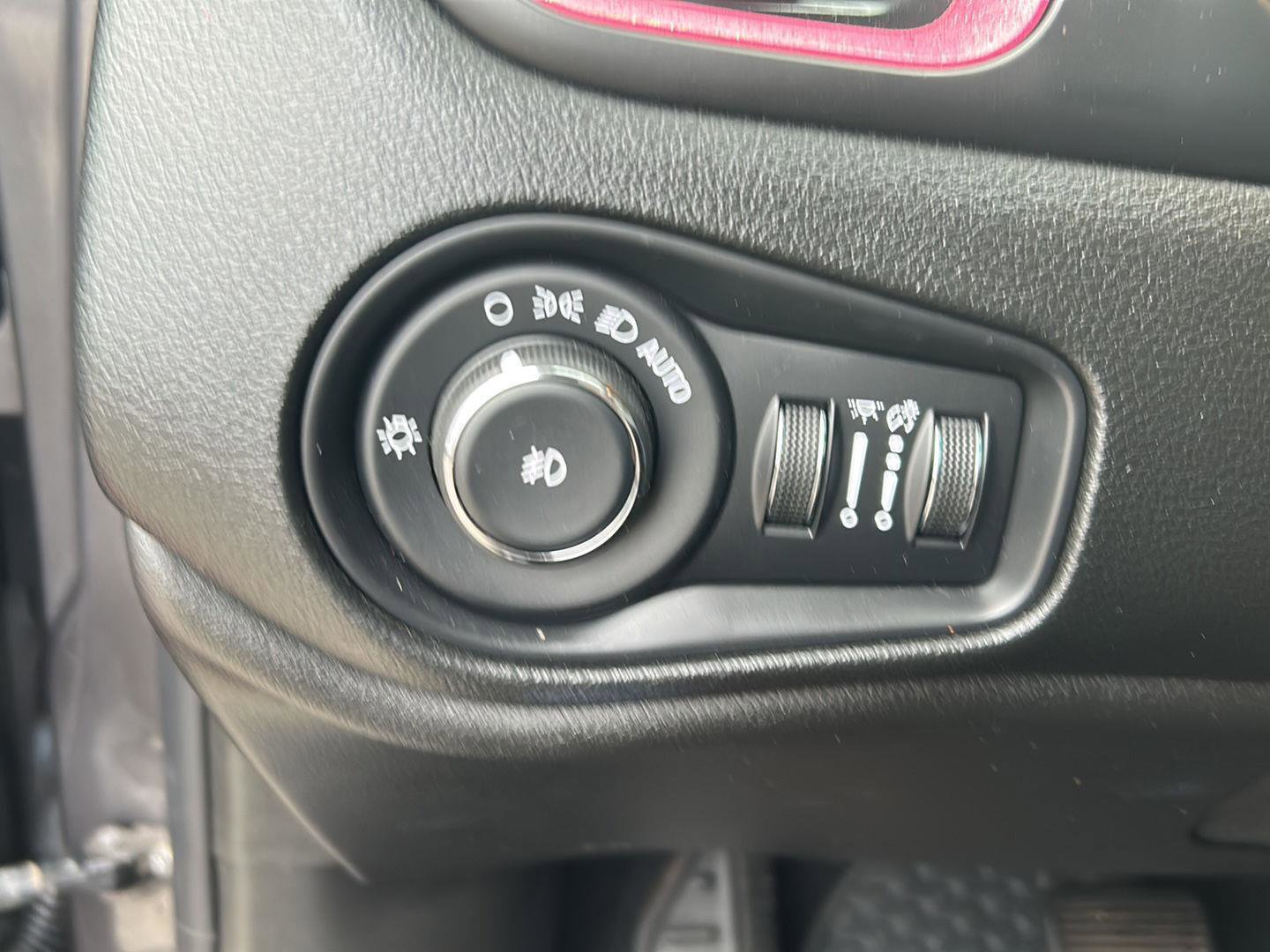 Used 2020 Jeep Renegade Latitude w/ UConnect 8.4 Nav Group image 20