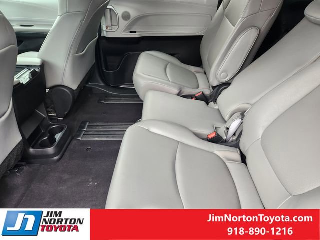 Used 2025 Toyota Sienna XLE image 31