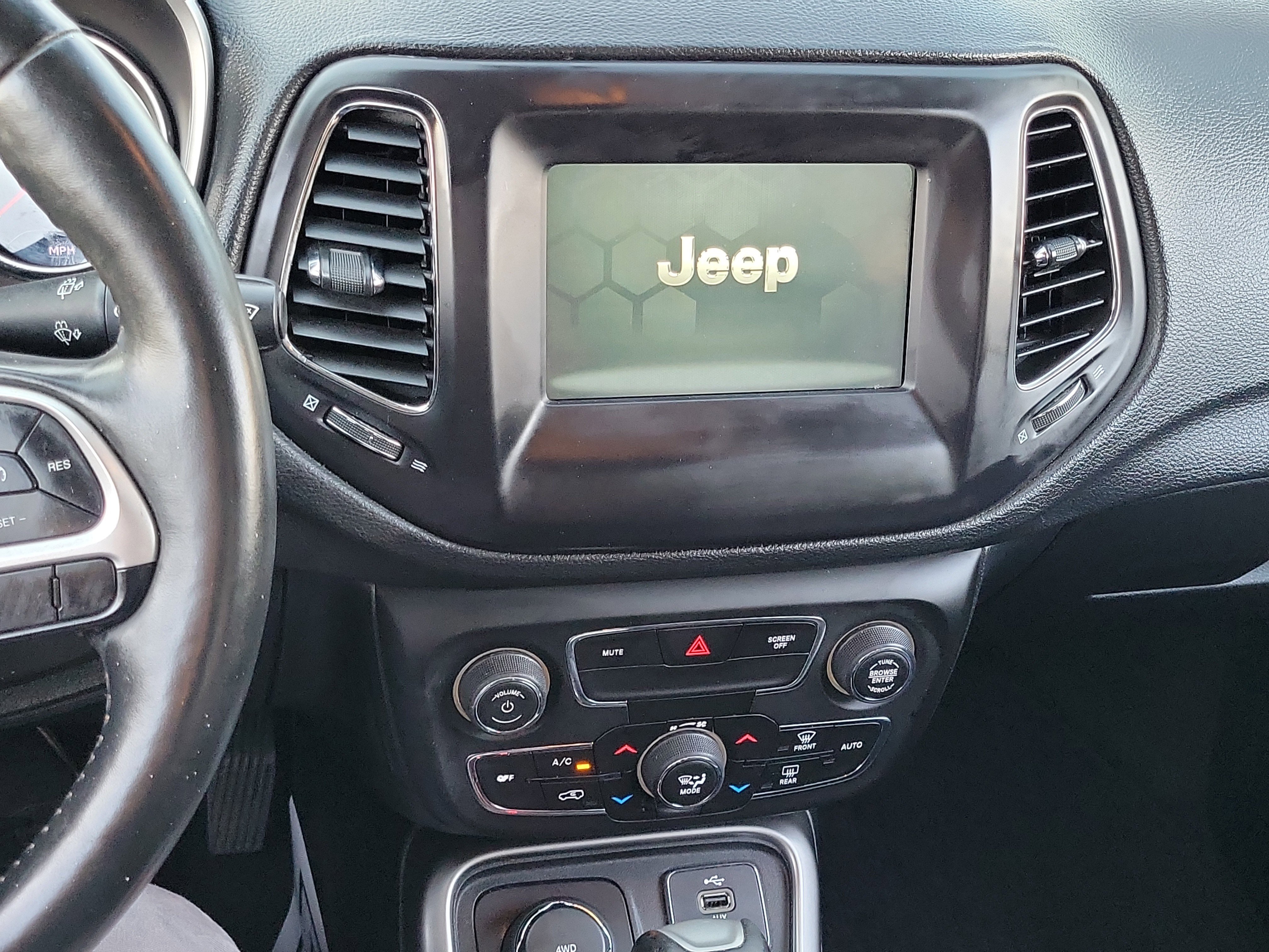 Used 2018 Jeep Compass Latitude w/ Popular Equipment Group image 11