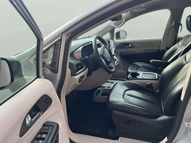 Used 2023 Chrysler Pacifica Touring-L image 14