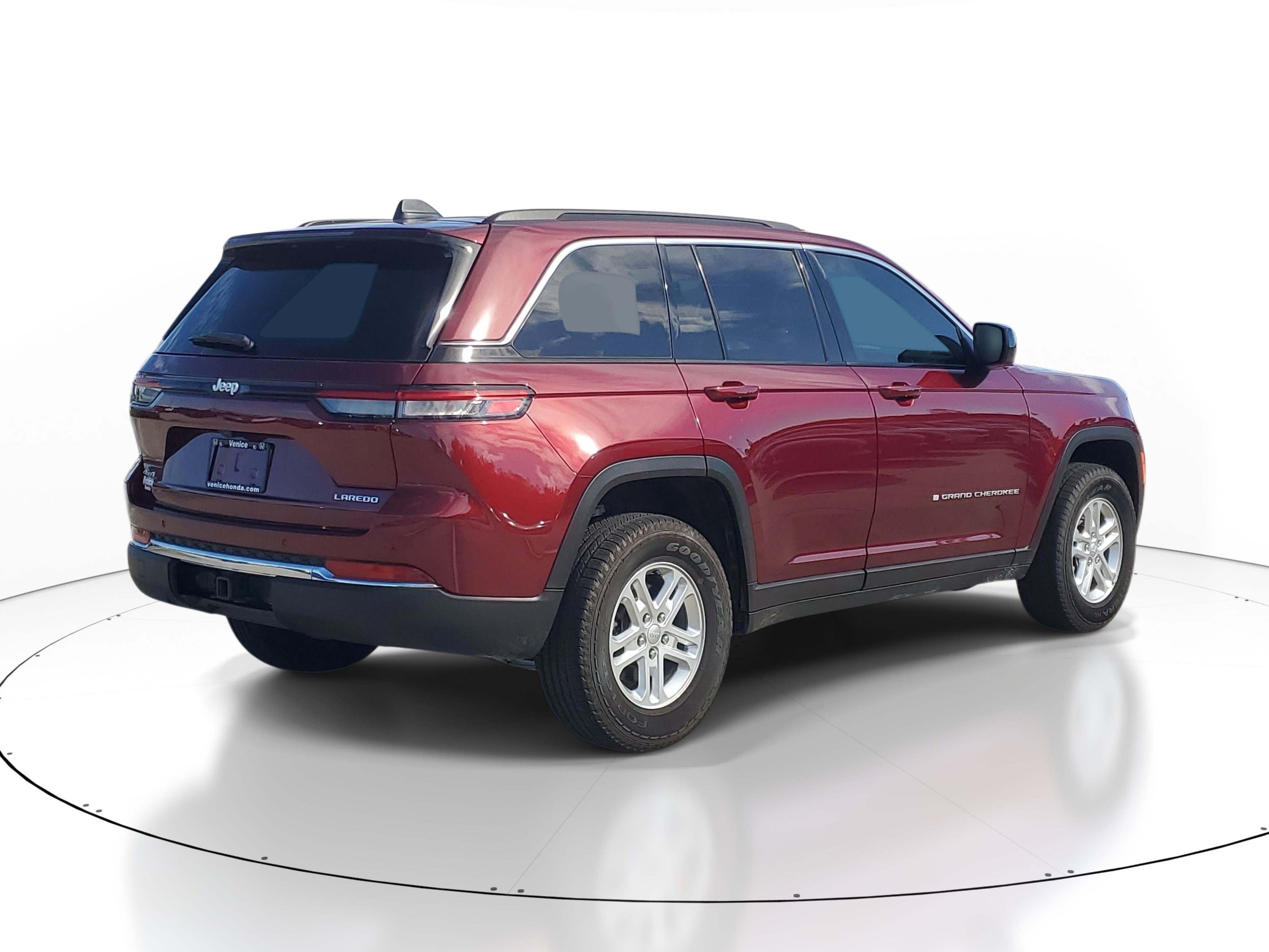 Used 2025 Jeep Grand Cherokee Laredo w/ Trailer Tow Package AWD/4WD image 6