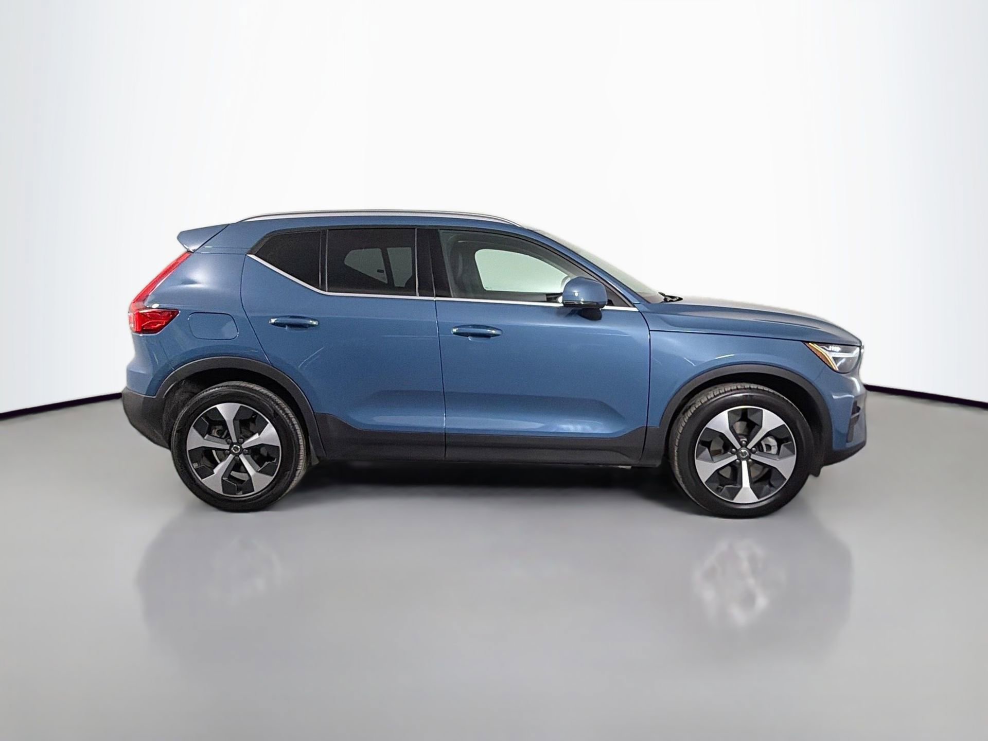 Certified 2025 Volvo XC40 B5 Core AWD/4WD image 5