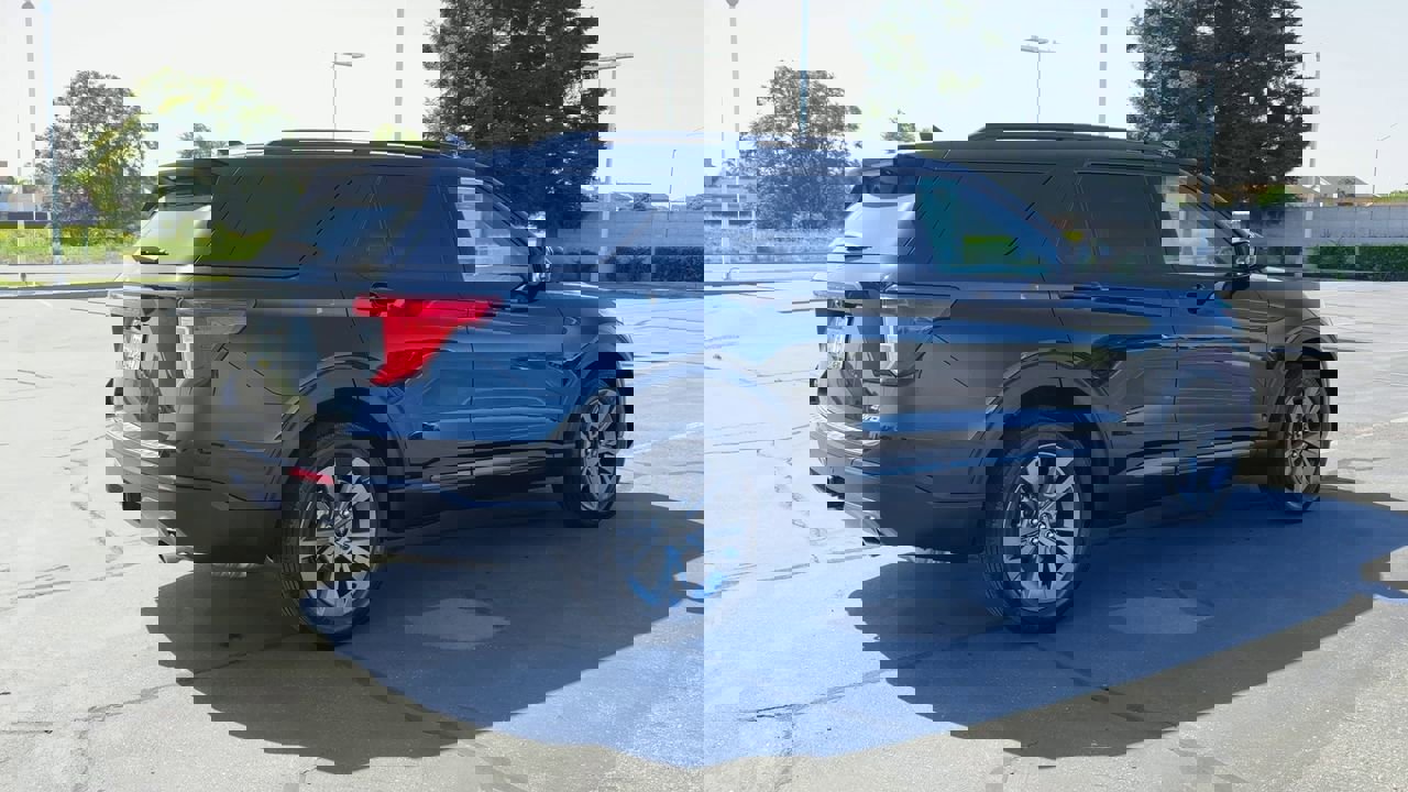 Used 2022 Ford Explorer XLT w/ Equipment Group 202A image 2