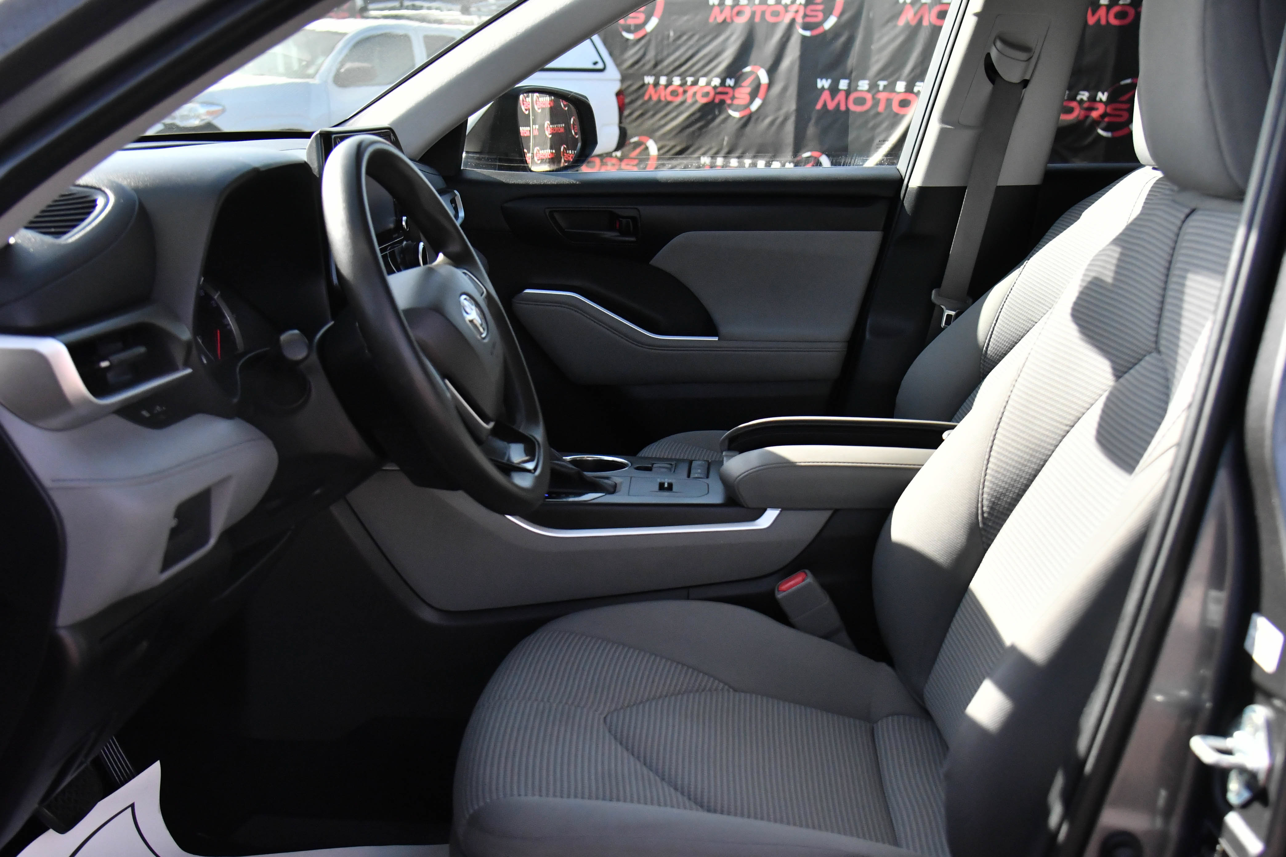 Used 2021 Toyota Highlander L FWD image 18