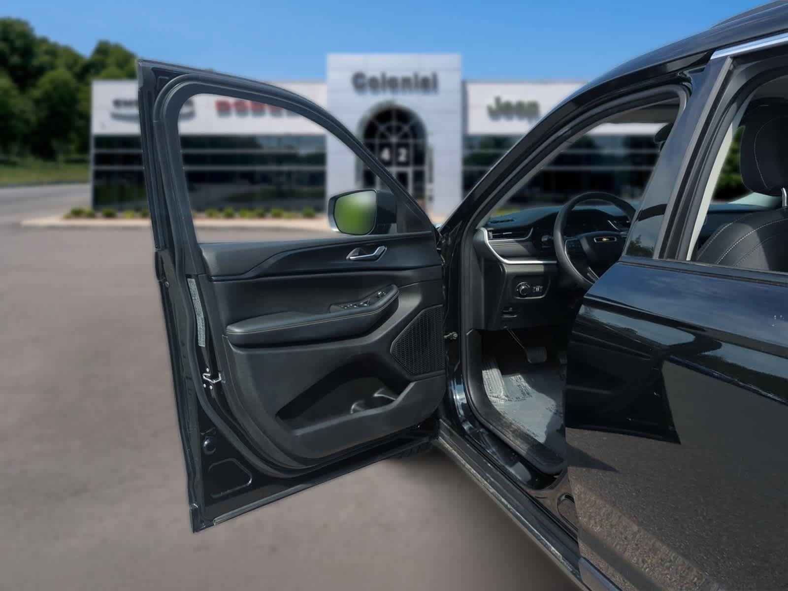 Used 2023 Jeep Grand Cherokee L Laredo AWD/4WD image 23