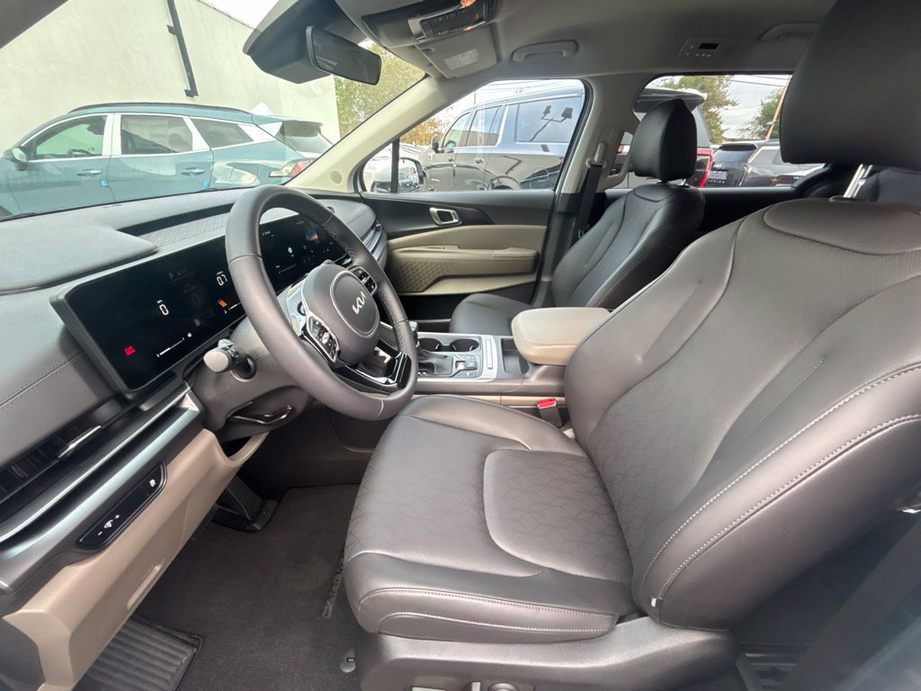 Certified 2026 Kia Carnival LX FWD image 12