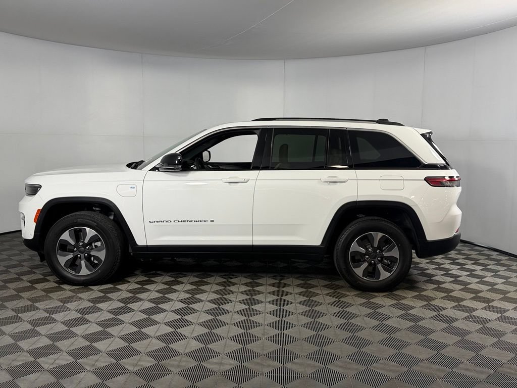 Used 2022 Jeep Grand Cherokee Limited 4xe w/ Luxury Tech Group II AWD/4WD image 11