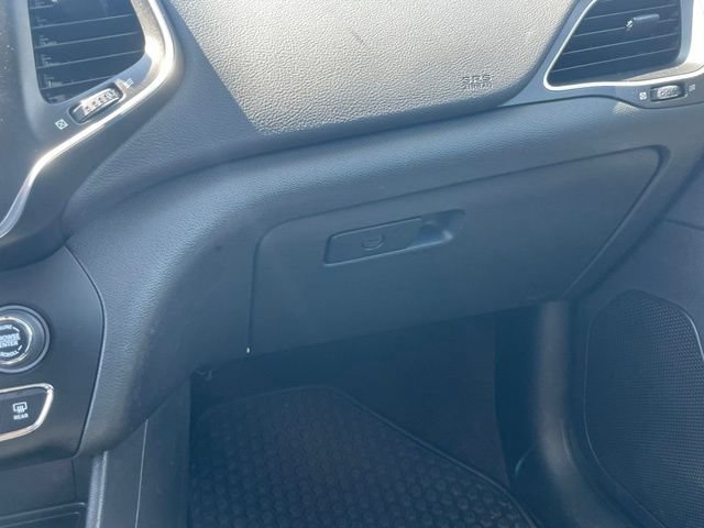 Used 2019 Jeep Cherokee Trailhawk w/ Comfort/Convenience Group AWD/4WD image 46