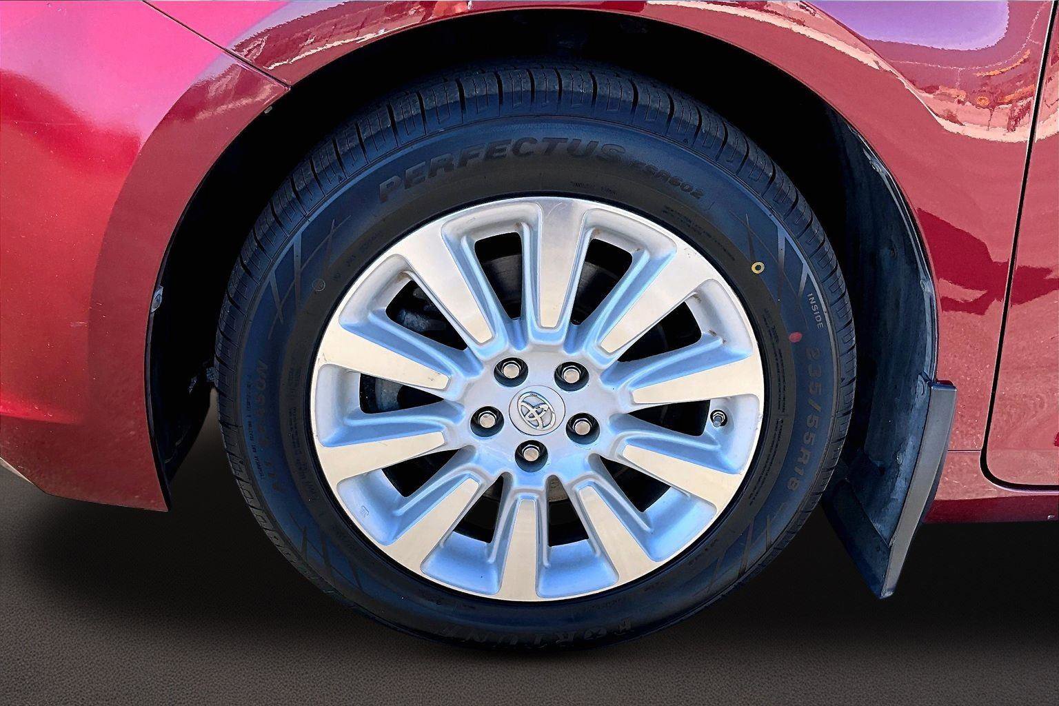 Used 2013 Toyota Sienna LE w/ Towing Pkg image 9