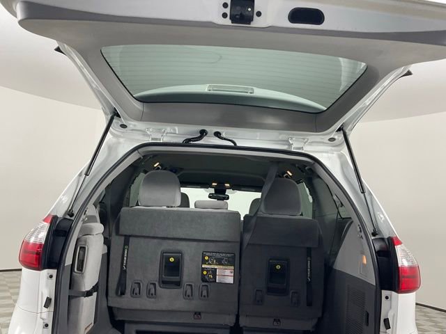 Used 2020 Toyota Sienna LE w/ LE Preferred Package FWD image 26