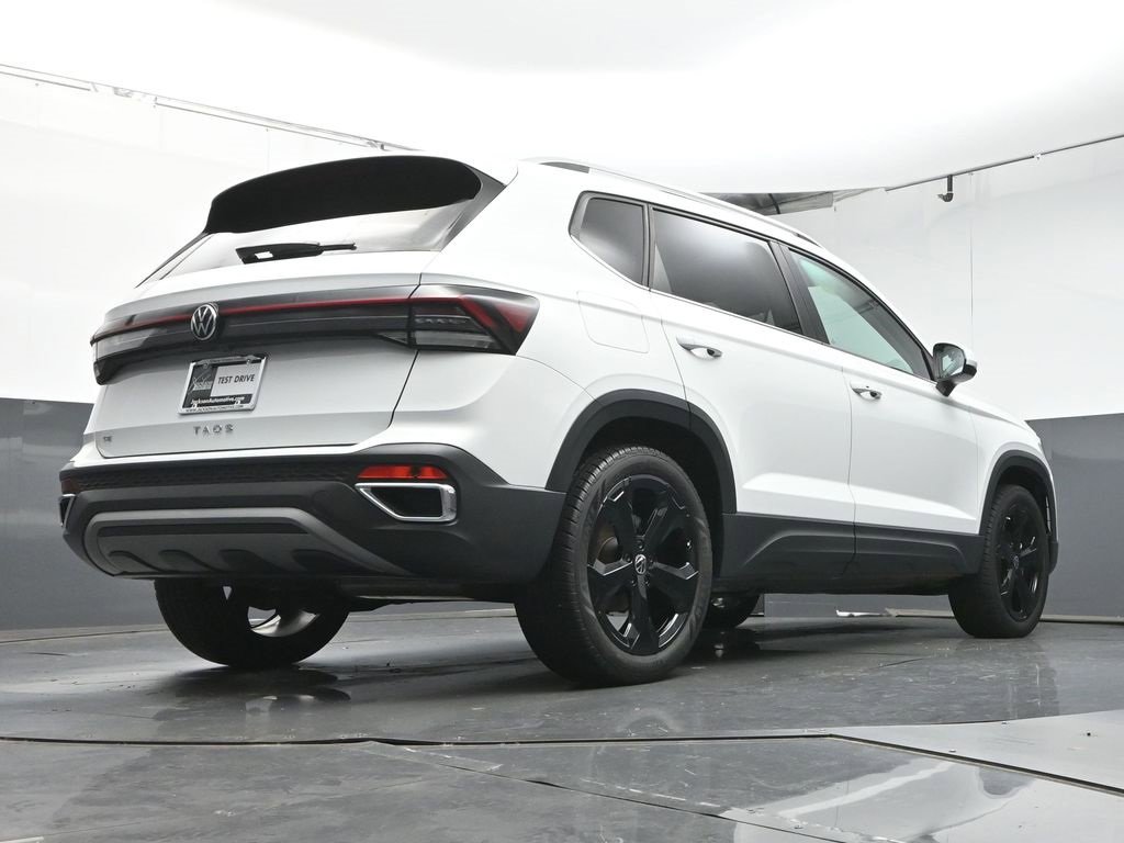 Used 2025 Volkswagen Taos SE image 15