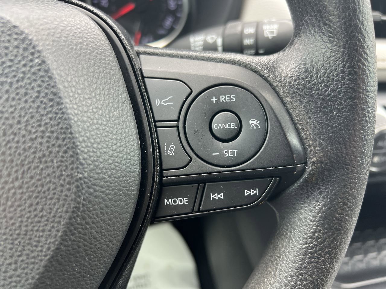 Used 2021 Toyota RAV4 XLE w/ Convenience Package FWD image 20