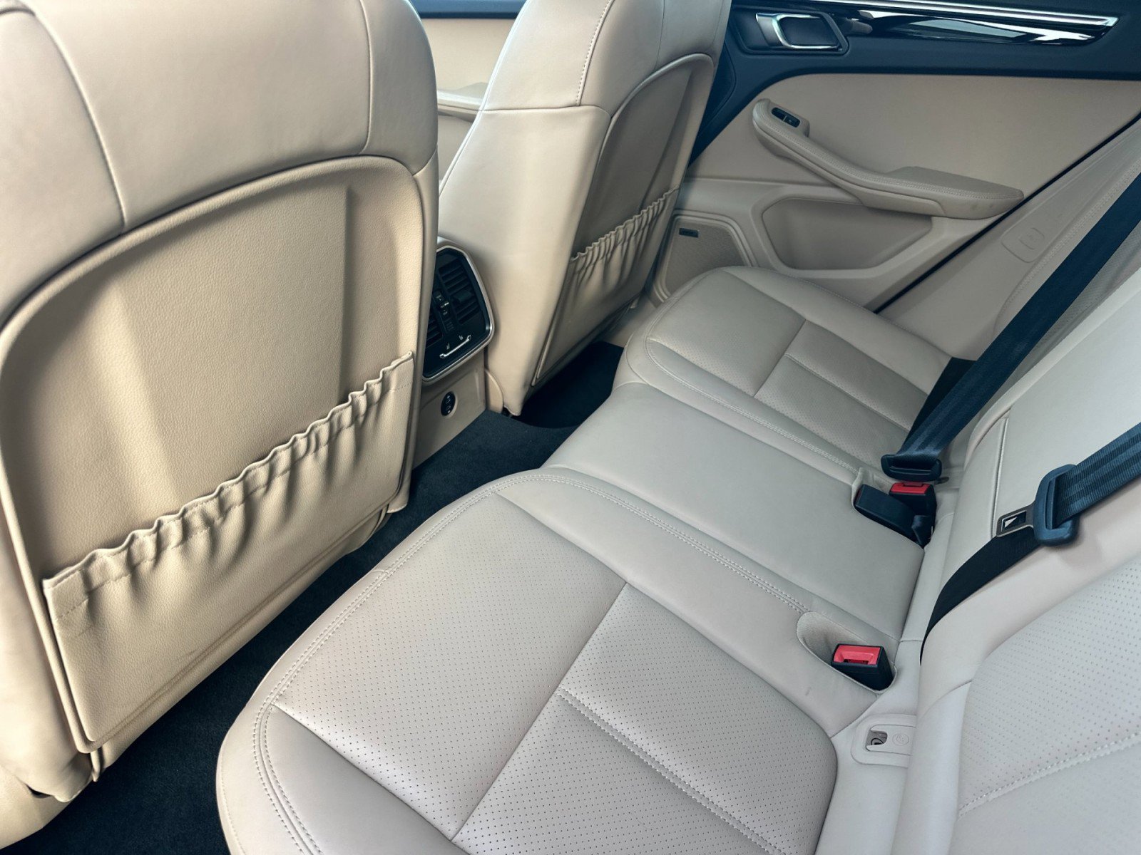 Used 2024 Porsche Macan w/ Premium Plus Package image 13