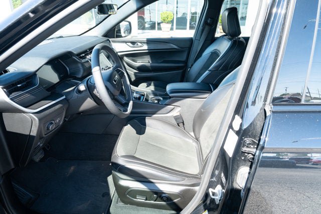 Certified 2025 Jeep Grand Cherokee Altitude AWD/4WD image 15