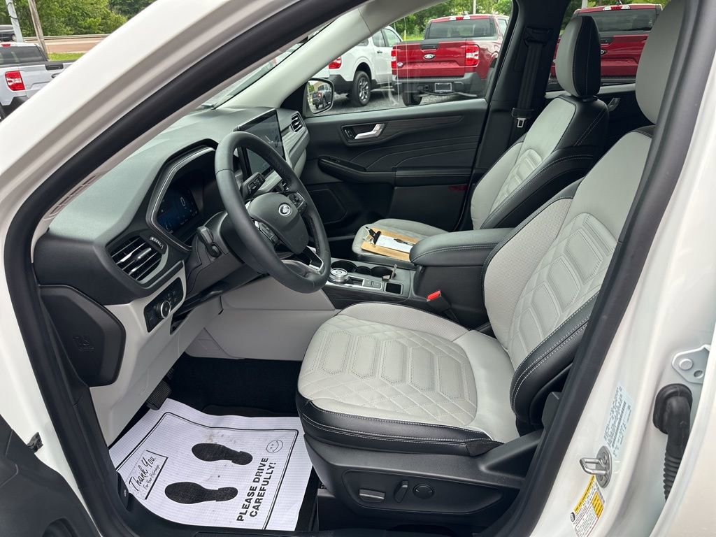 Used 2024 Ford Escape Platinum w/ Premium Technology Package AWD/4WD image 23