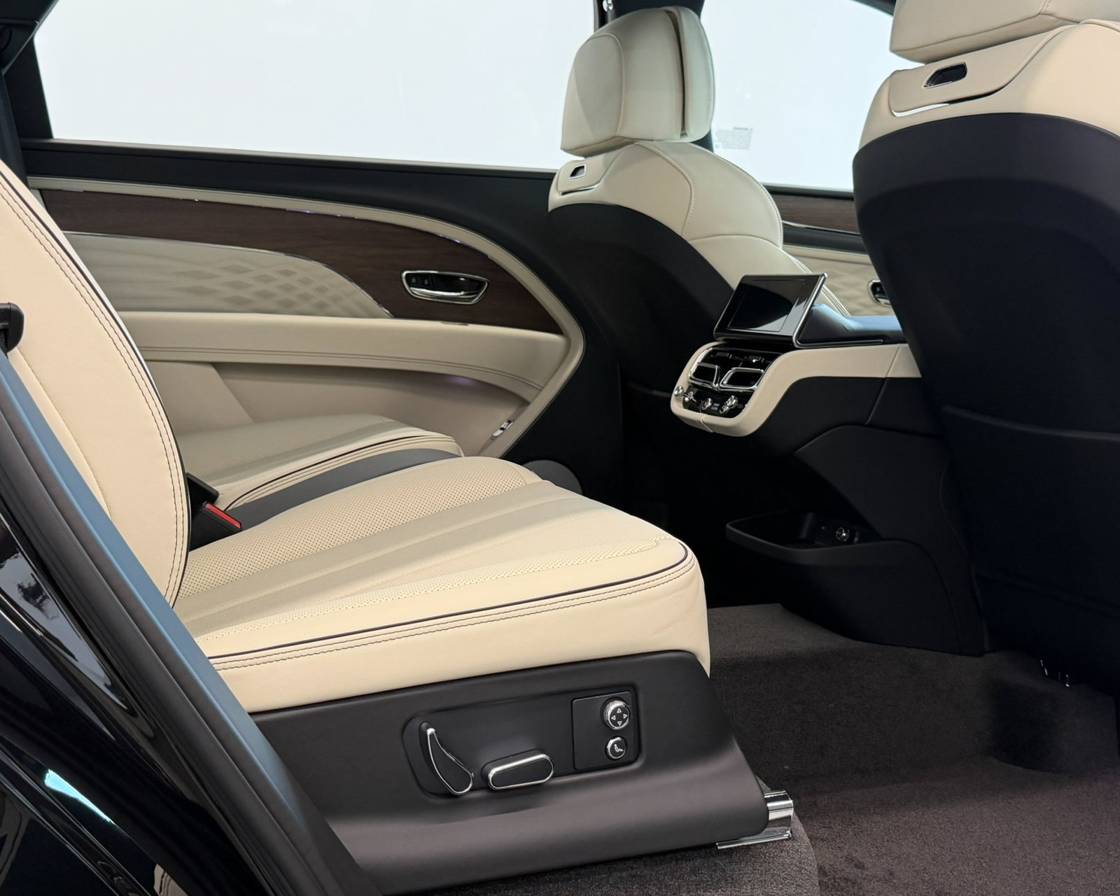 New 2026 Bentley Bentayga Extended Wheelbase AWD/4WD image 43