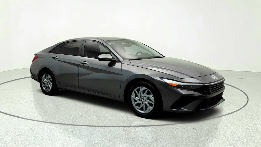 Used 2024 Hyundai Elantra SEL FWD image 3