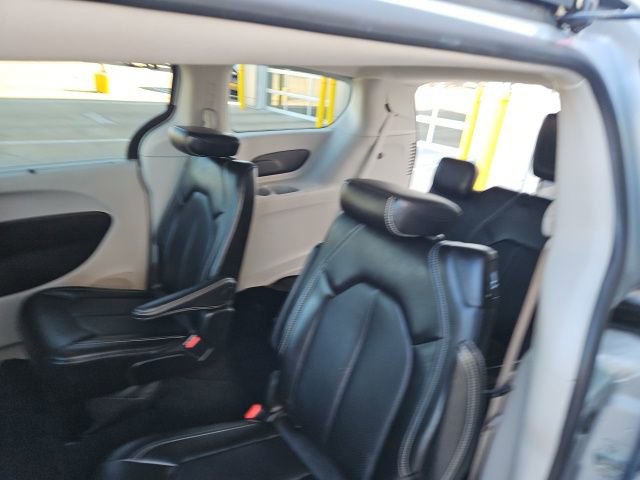 Used 2024 Chrysler Pacifica Touring-L image 23
