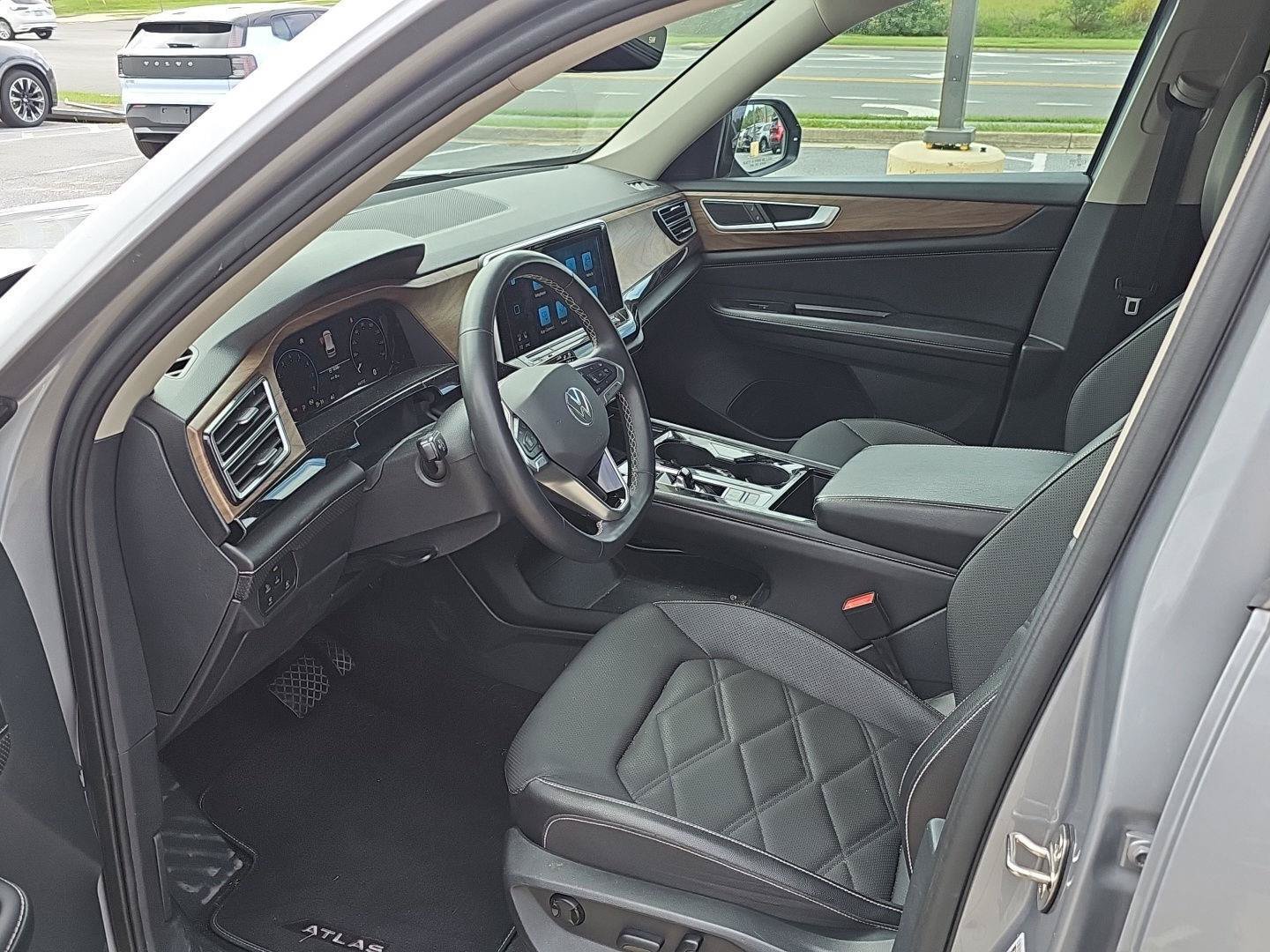 Used 2024 Volkswagen Atlas SE AWD/4WD image 42