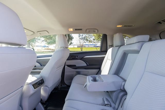 Used 2018 Toyota Highlander LE AWD/4WD image 14