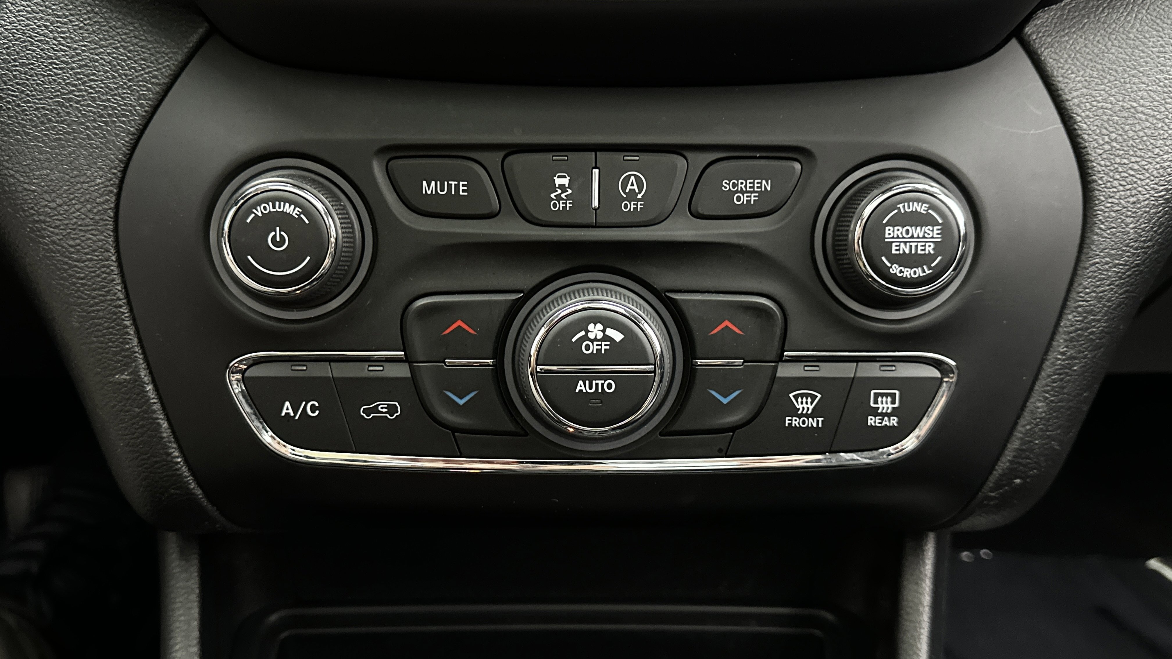 Used 2022 Jeep Cherokee Latitude Lux w/ Sun & Sound Group AWD/4WD image 19