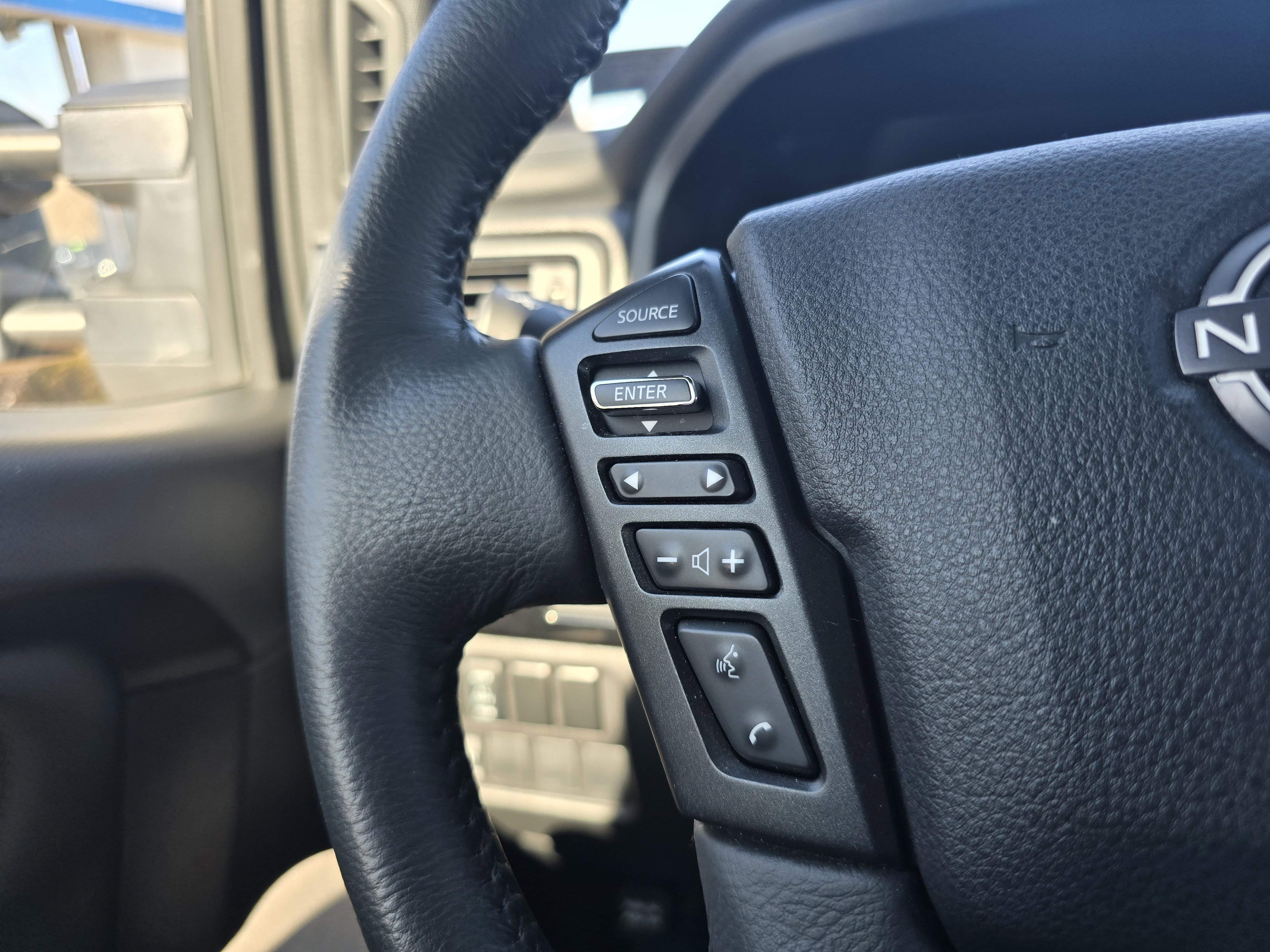 Used 2024 Nissan Titan SV w/ SV Convenience Package image 22