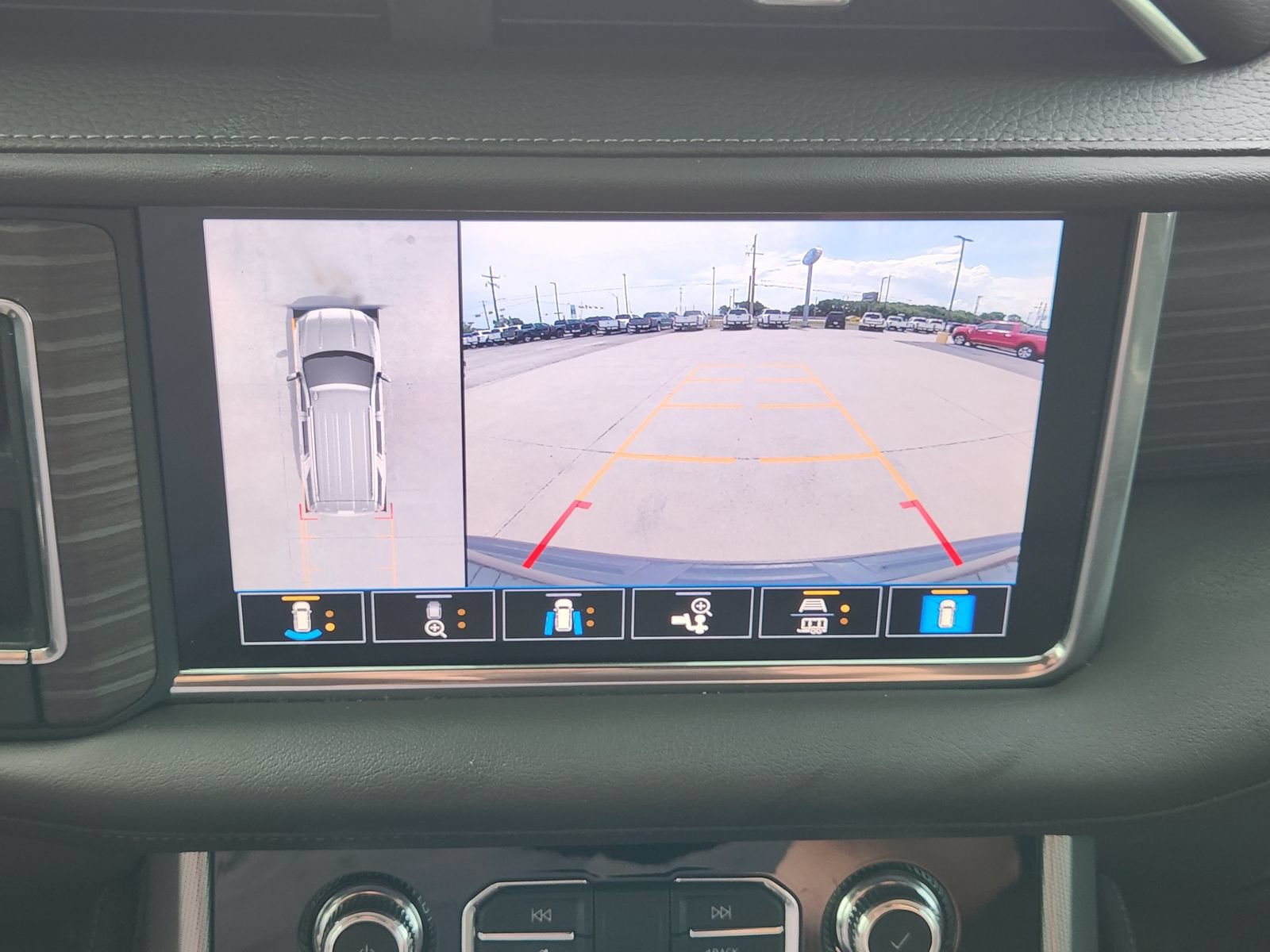 Used 2021 GMC Yukon Denali w/ Advanced Technology Package AWD/4WD image 18