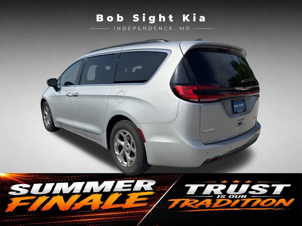 Used 2023 Chrysler Pacifica Limited FWD image 12