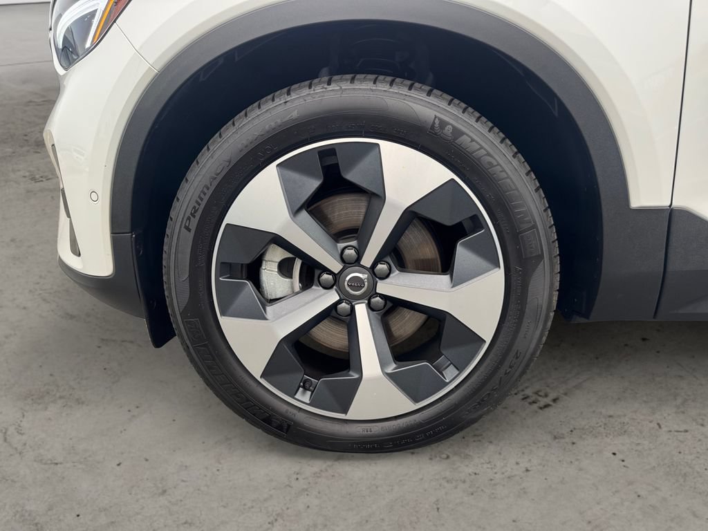 Certified 2026 Volvo XC40 B5 Plus AWD/4WD image 9