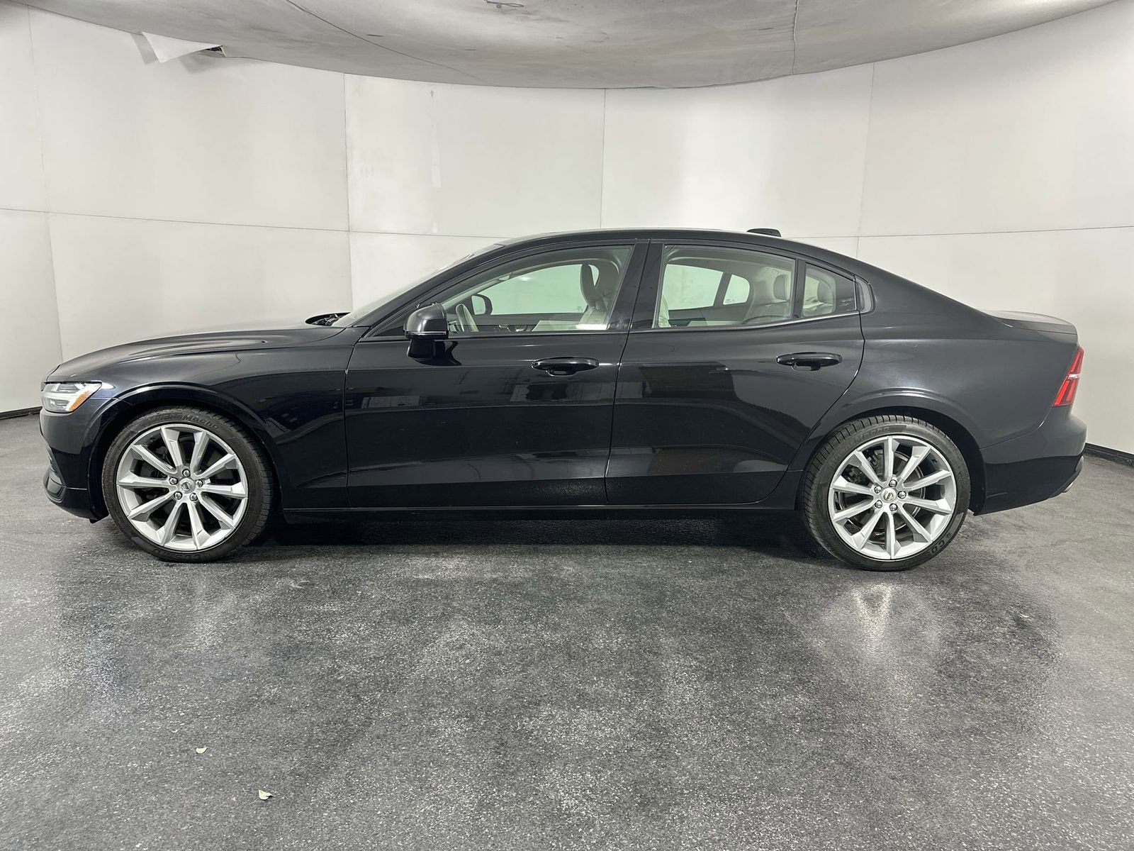 Used 2020 Volvo S60 T6 Momentum w/ Protection Package Premier image 6