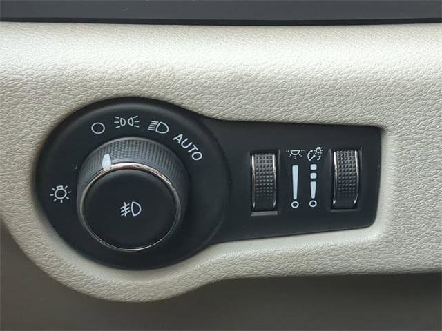 Certified 2024 Chrysler Pacifica Touring-L image 28