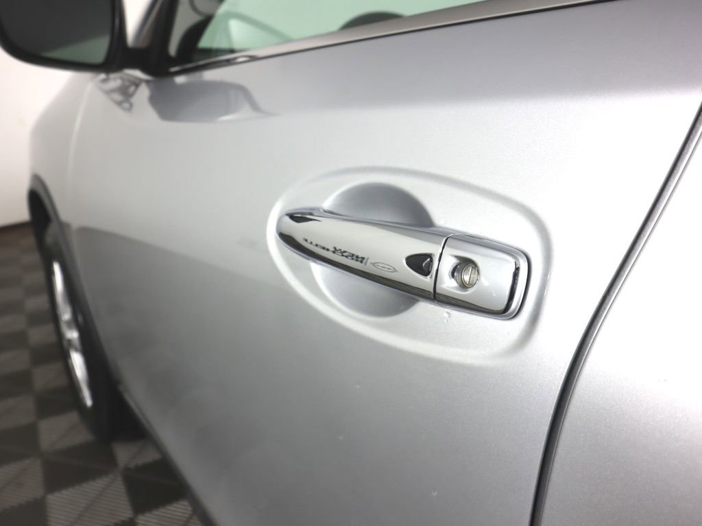 Used 2018 Nissan Rogue SV AWD/4WD image 24