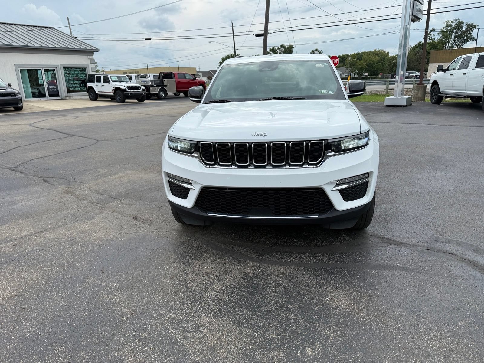 Used 2024 Jeep Grand Cherokee Limited AWD/4WD image 2