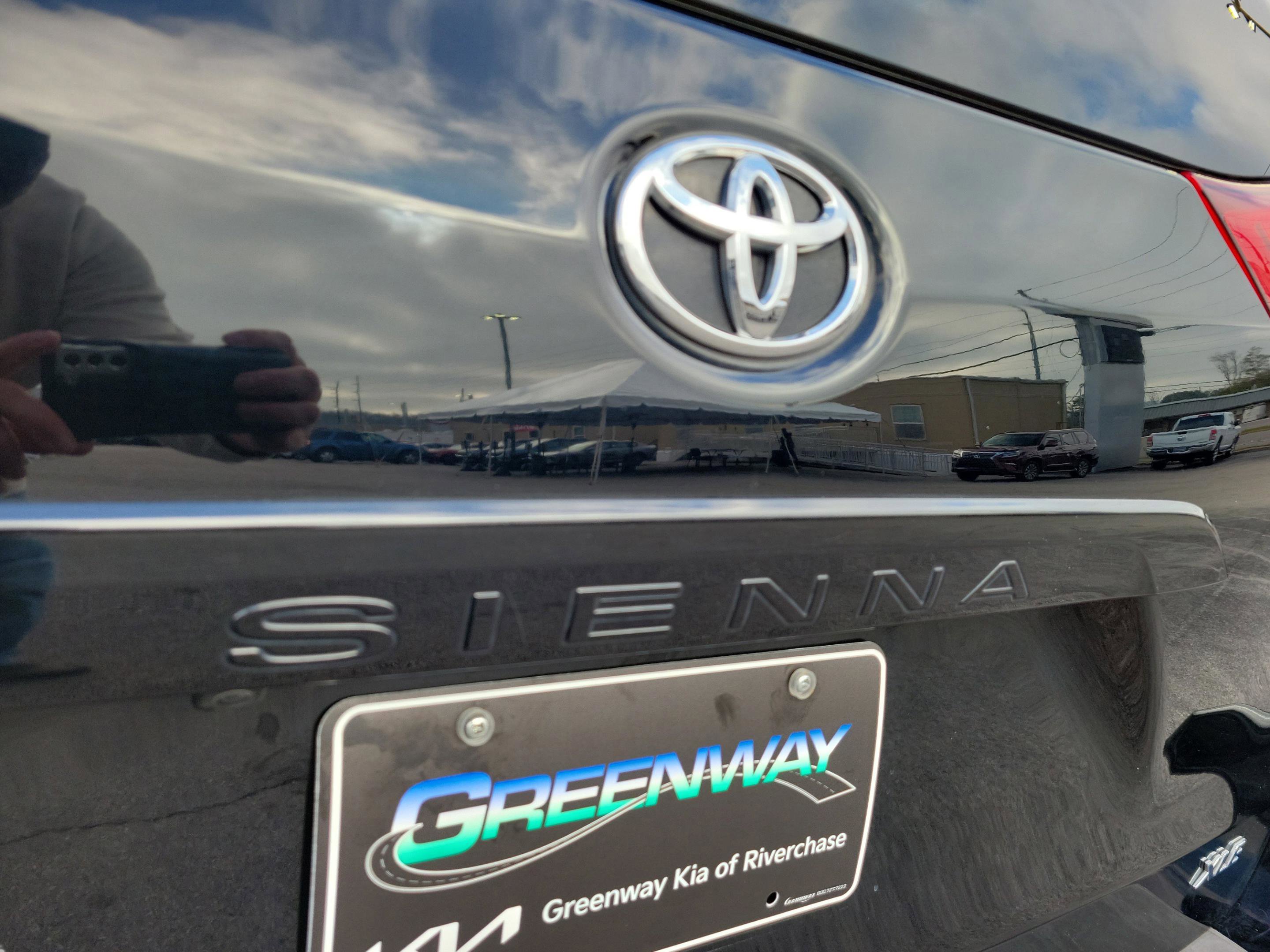 Used 2020 Toyota Sienna XLE image 10