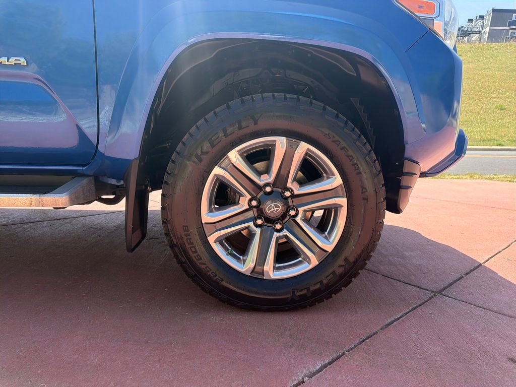 Used 2016 Toyota Tacoma Limited w/ Towing Package AWD/4WD image 32