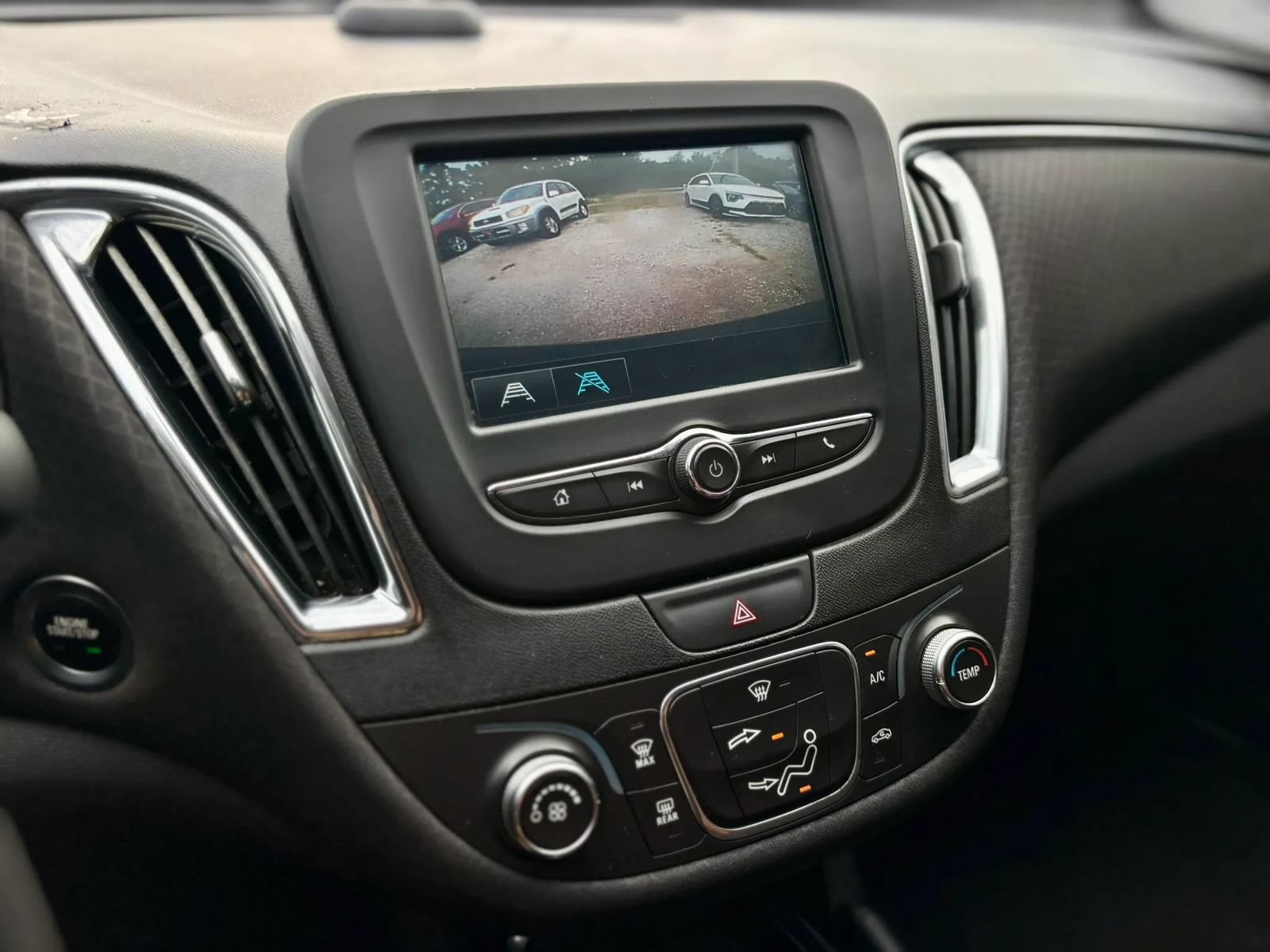 Used 2018 Chevrolet Malibu LT FWD image 17