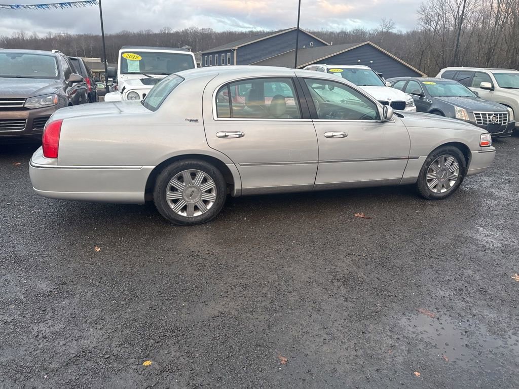 Used 2005 Lincoln Town Car Signature Limited image 13