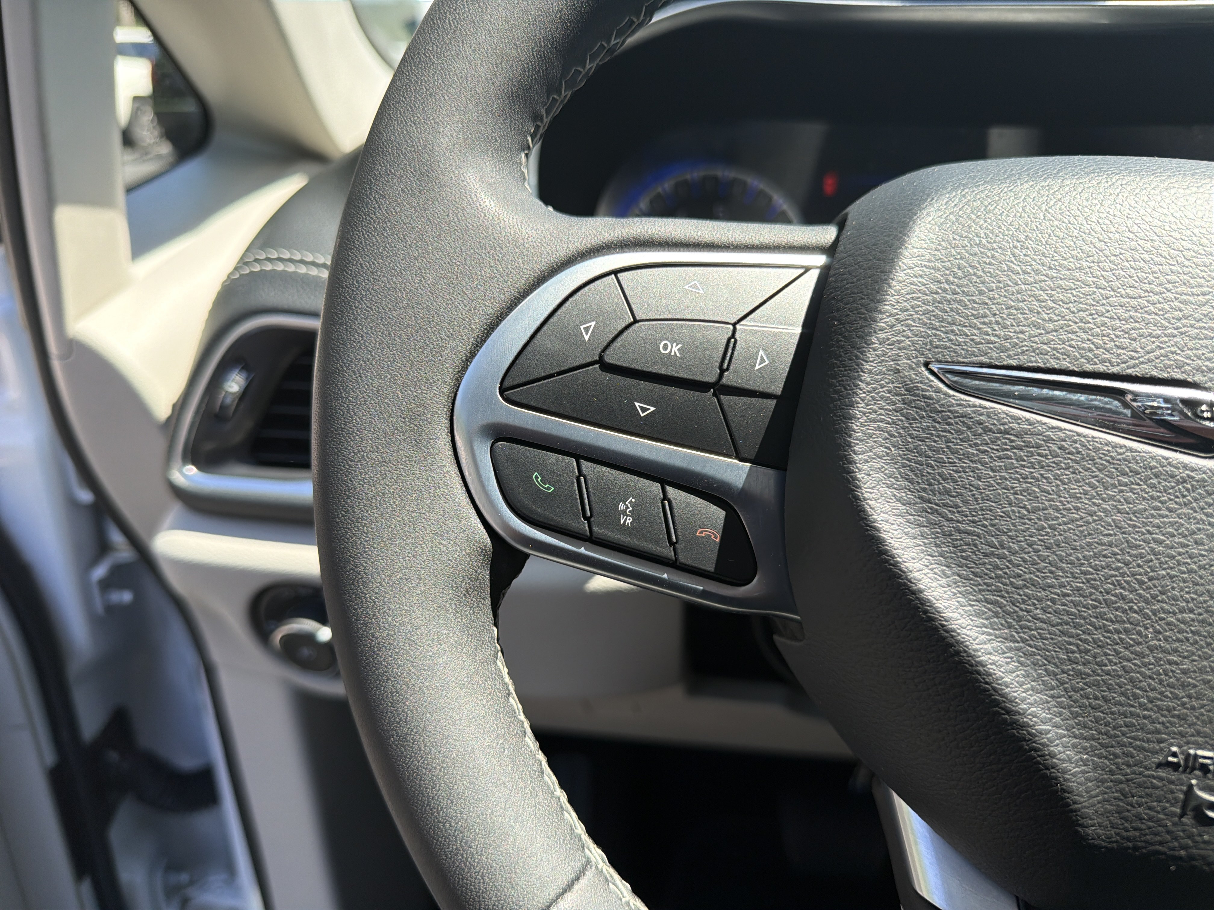 Used 2023 Chrysler Pacifica Limited FWD image 26