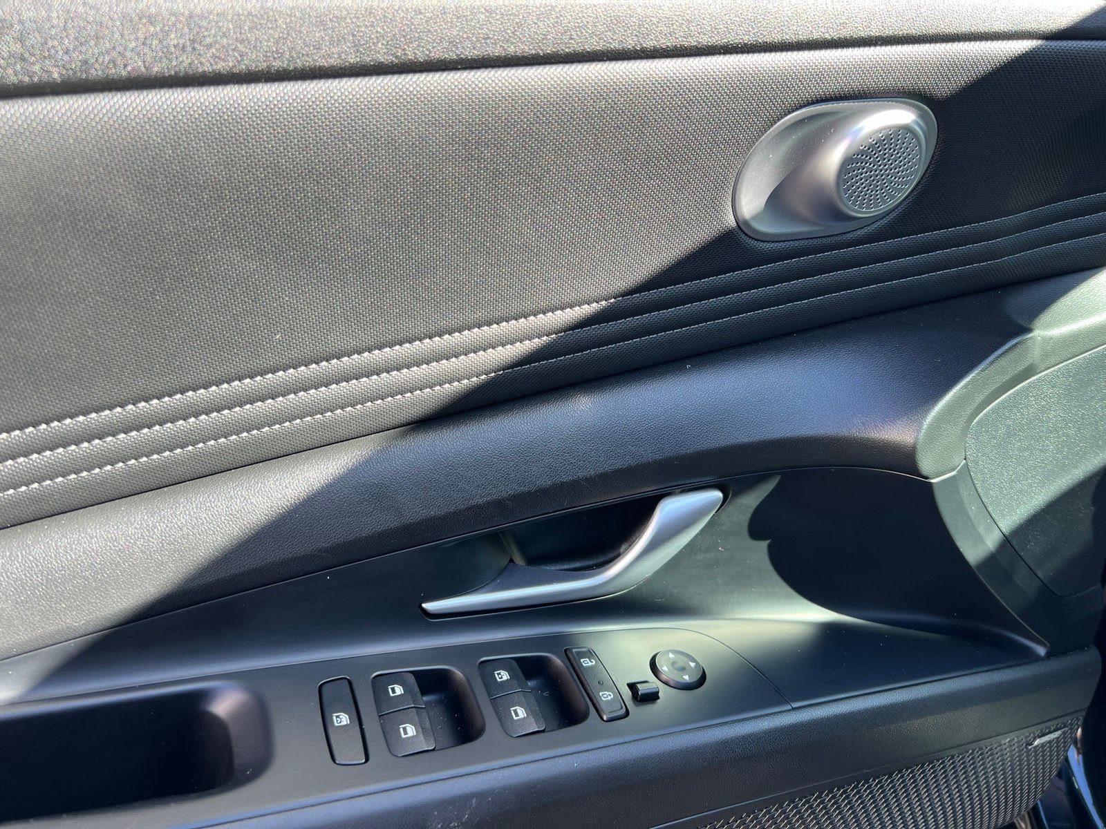 Used 2023 Hyundai Elantra Limited image 24