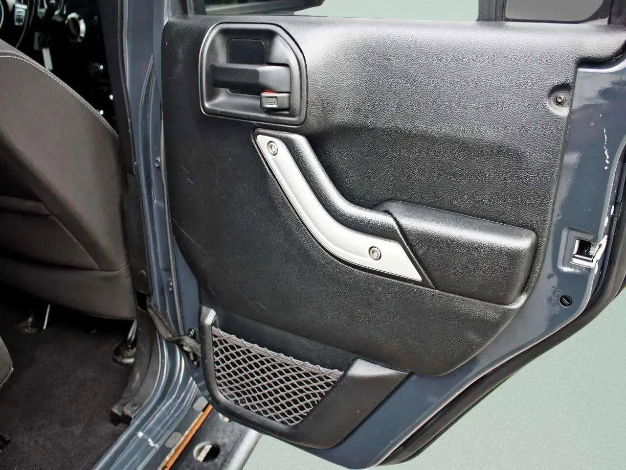 Used 2016 Jeep Wrangler Unlimited Rubicon w/ Connectivity Group image 23