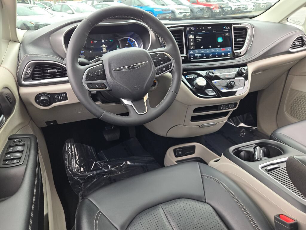 Certified 2024 Chrysler Pacifica Limited FWD image 7