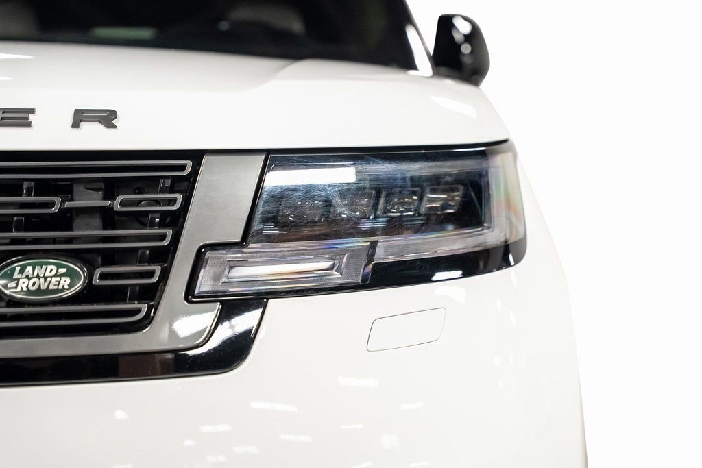 Used 2025 Land Rover Range Rover SE image 9